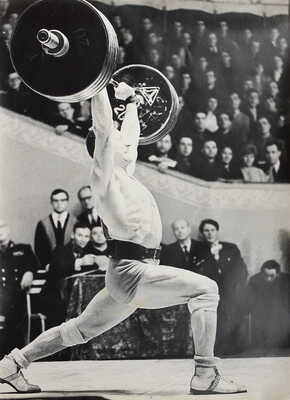 Фотография «Штангист на соревнованиях». Фотограф М. Боташев.